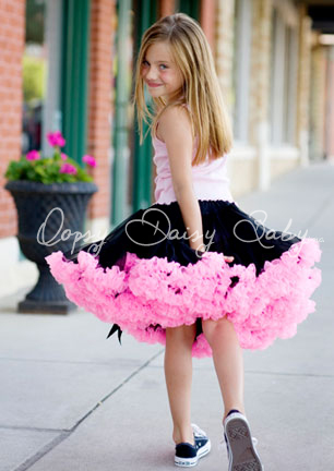 Черная юбка с ярко-розовой опушкой